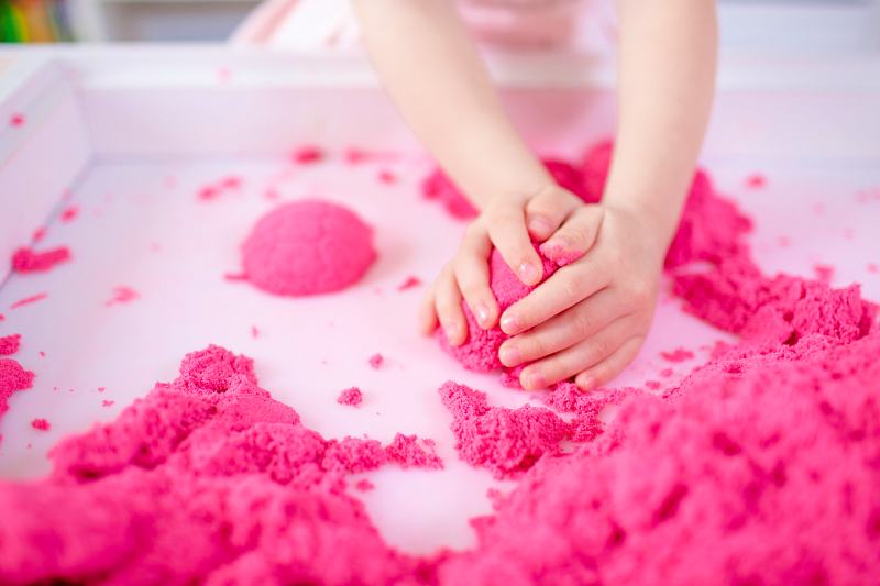 Cómo hacer arena cinética de colores con los niños